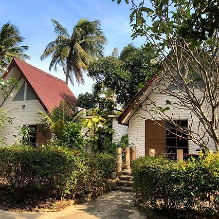 Blue Beach Resort Baanphakrimlay Bagian luar foto
