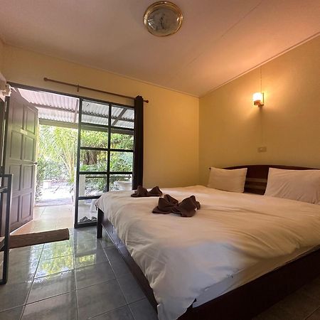 Blue Beach Resort Baanphakrimlay Bagian luar foto