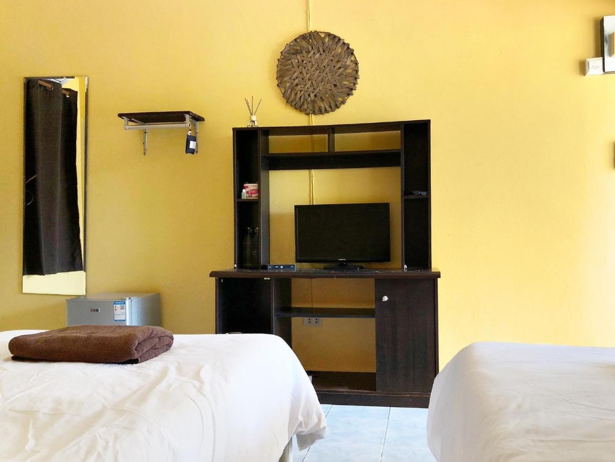 Blue Beach Resort Baanphakrimlay Bagian luar foto