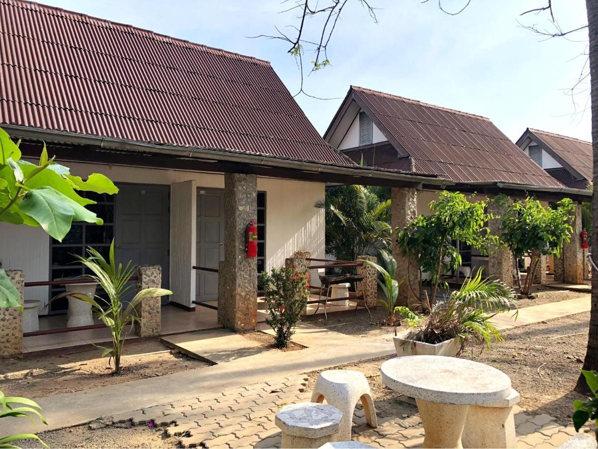 Blue Beach Resort Baanphakrimlay Bagian luar foto
