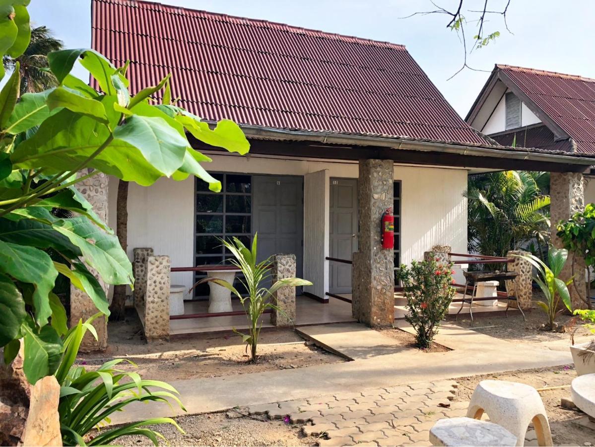 Blue Beach Resort Baanphakrimlay Bagian luar foto