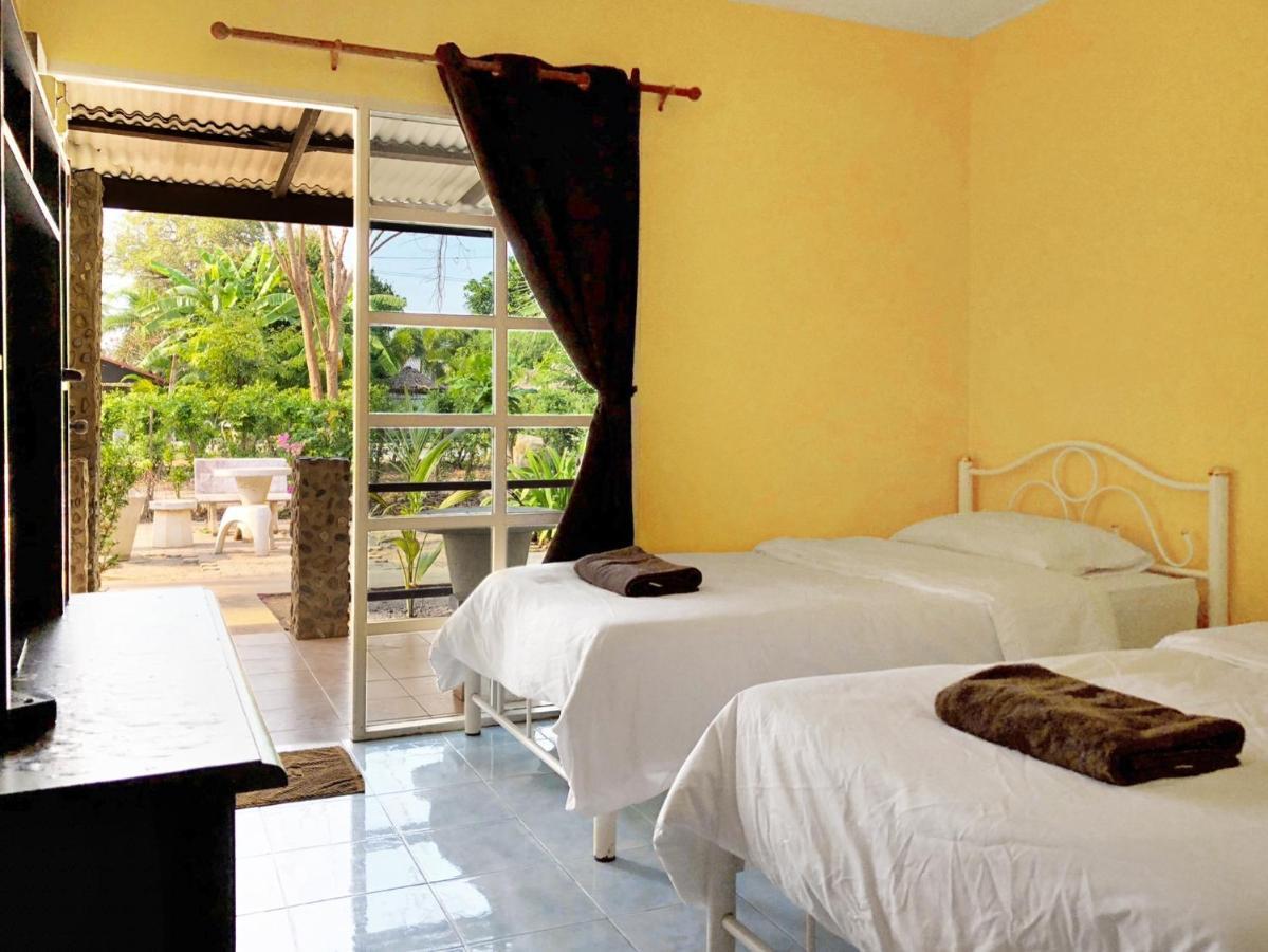 Blue Beach Resort Baanphakrimlay Bagian luar foto
