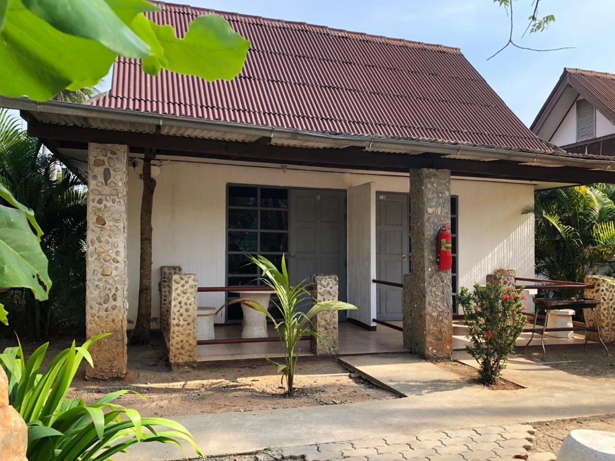Blue Beach Resort Baanphakrimlay Bagian luar foto