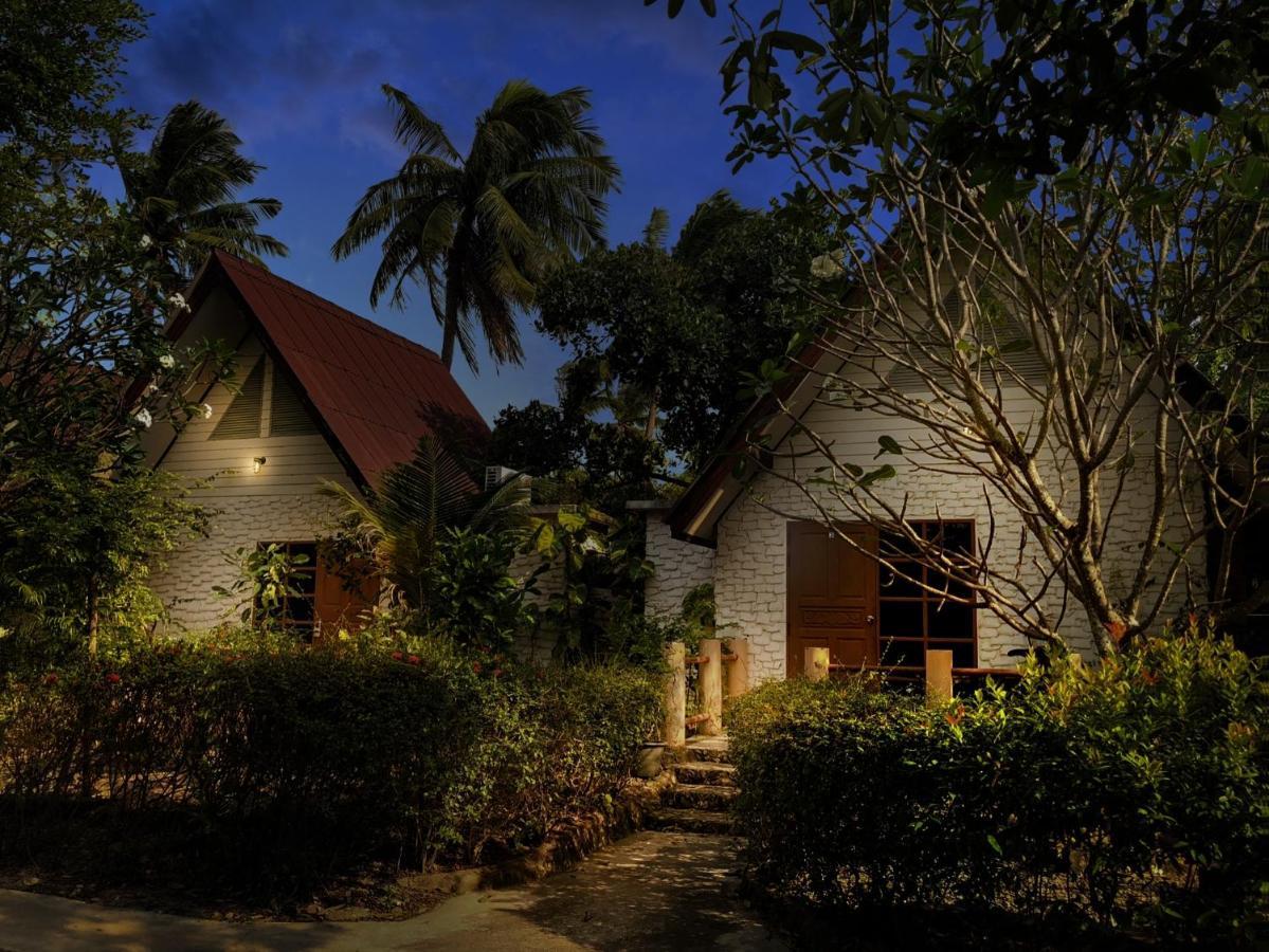 Blue Beach Resort Baanphakrimlay Bagian luar foto