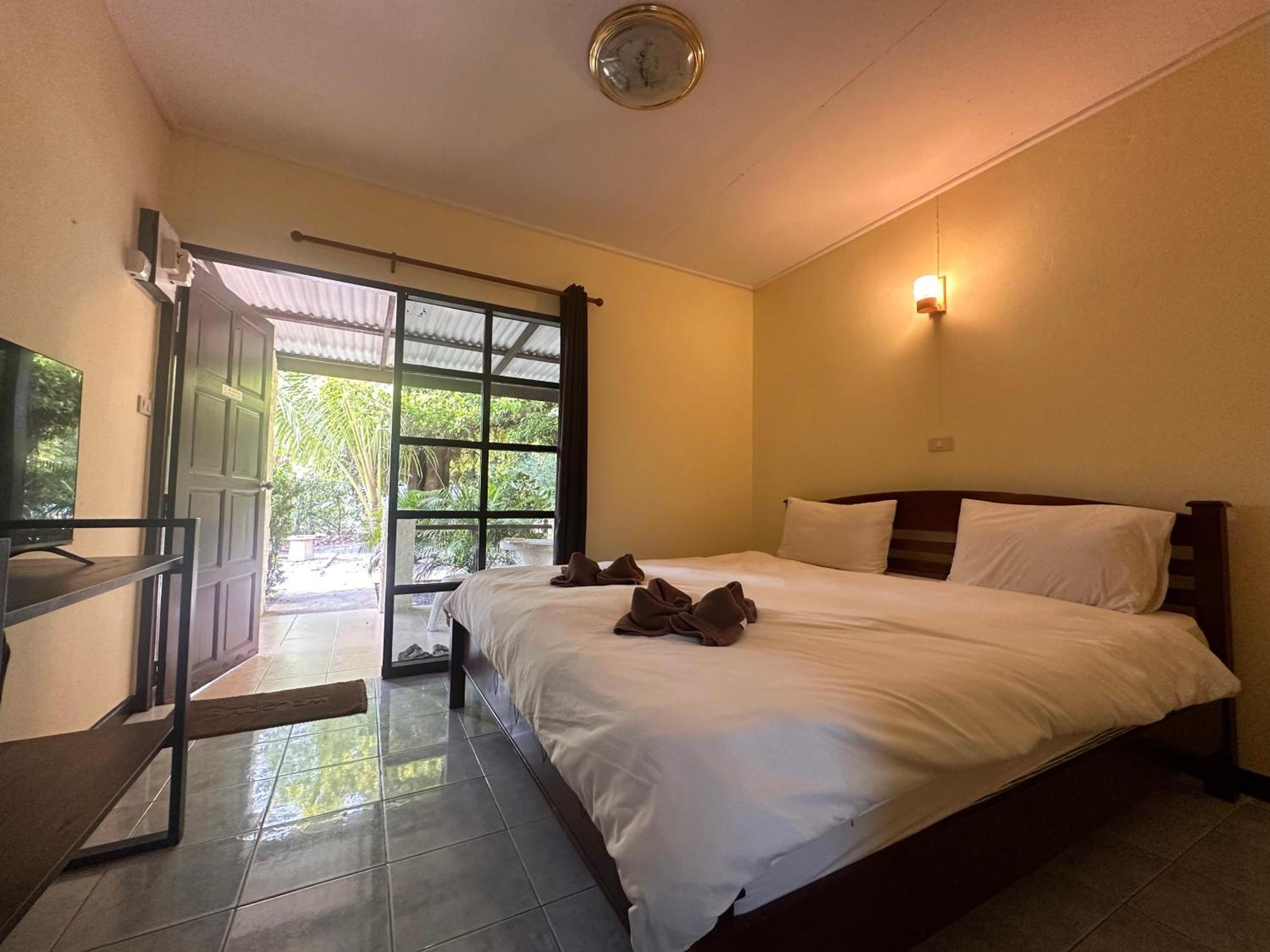 Blue Beach Resort Baanphakrimlay Bagian luar foto