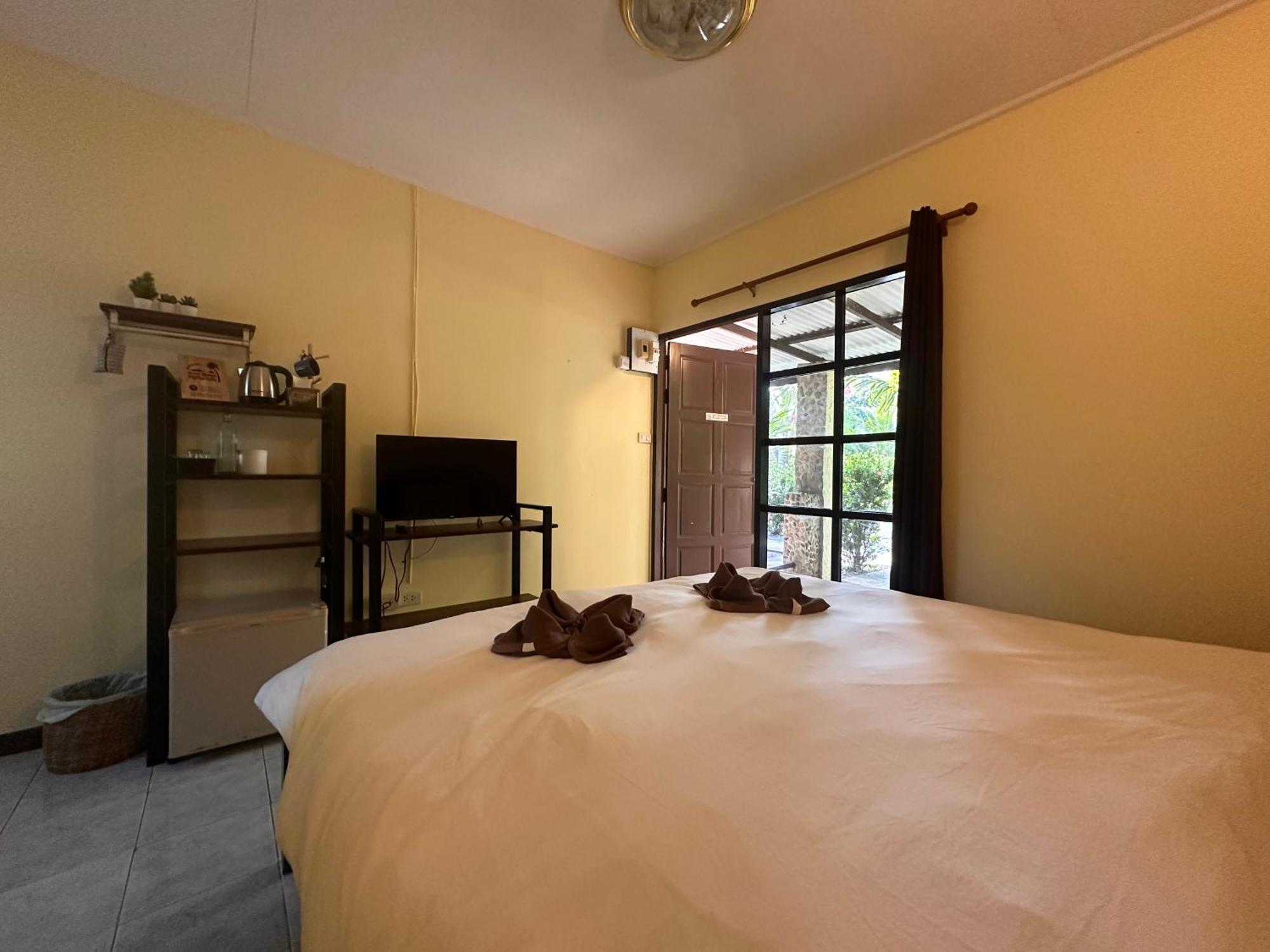 Blue Beach Resort Baanphakrimlay Bagian luar foto