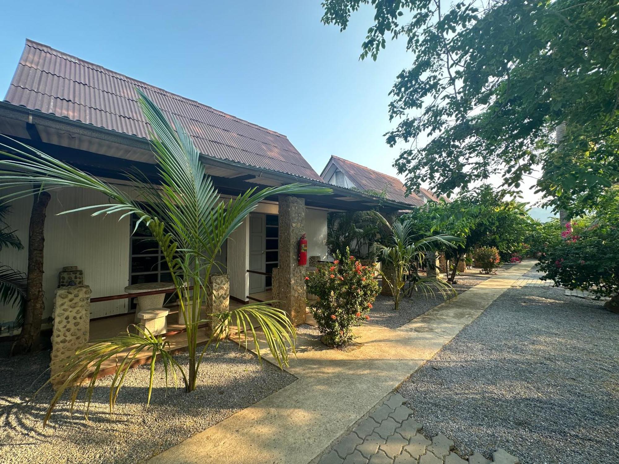 Blue Beach Resort Baanphakrimlay Bagian luar foto
