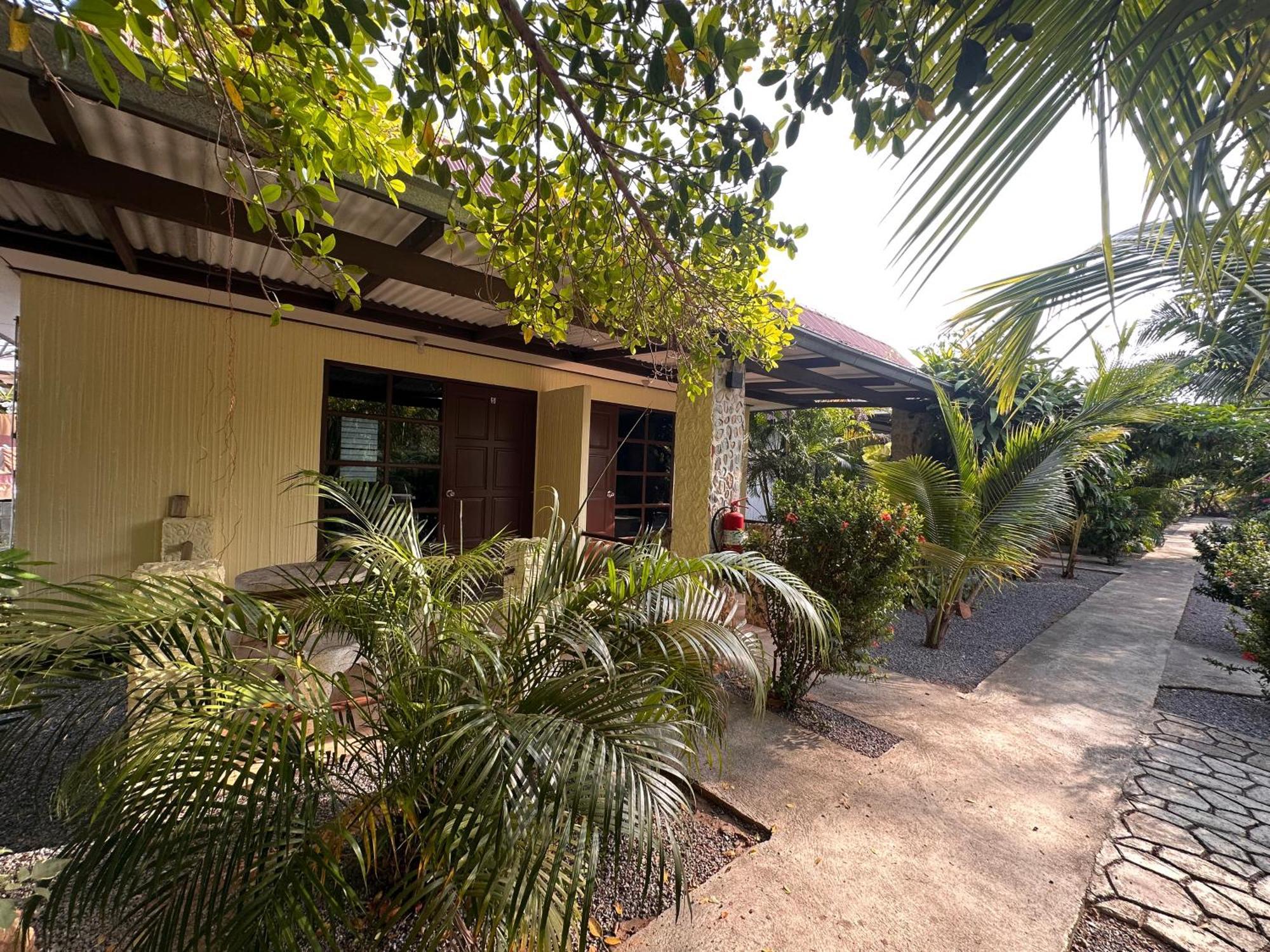 Blue Beach Resort Baanphakrimlay Bagian luar foto